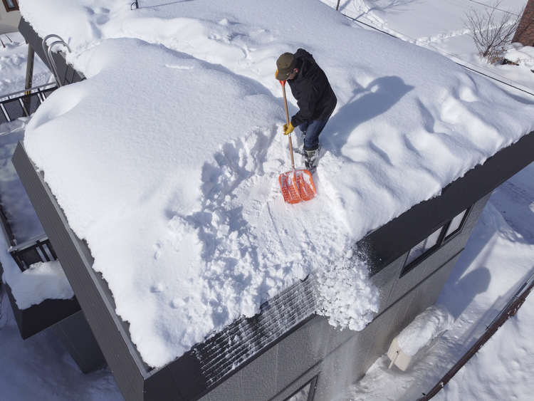 屋根の雪下ろしの様子