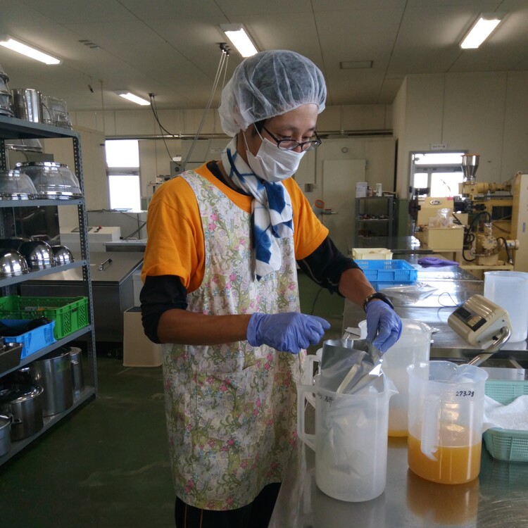 青みかん（摘果みかん）の商品開発のための試作など、日々いろんな実験も行っている