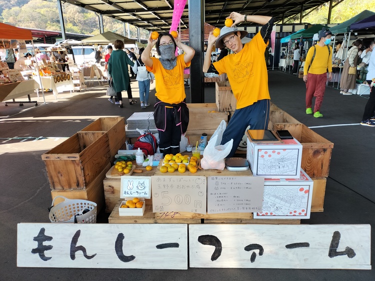 この日は「いちごマルシェ」に出店。オリジナルＴシャツでアピール
