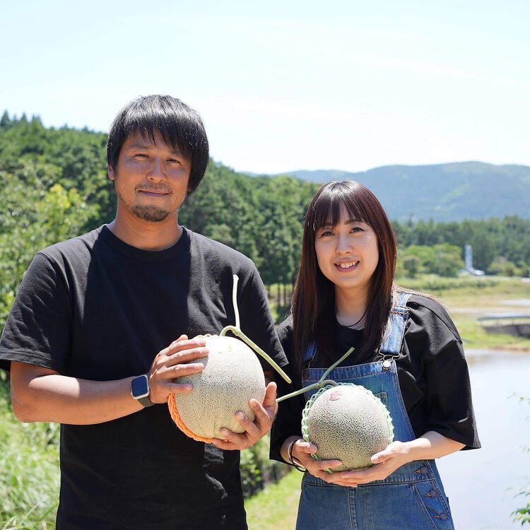 丹精込めて育てた椿メロンを手にする侑紀さんと綾子さん