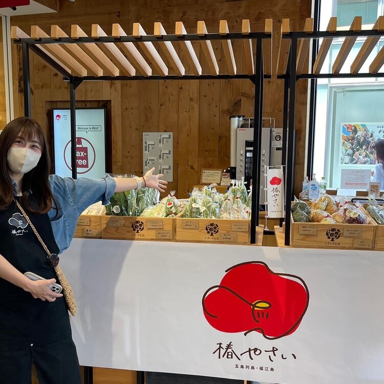 「お野菜販売会in無印良品 天神大名」の店頭で、椿やさいのおいしさを宣伝