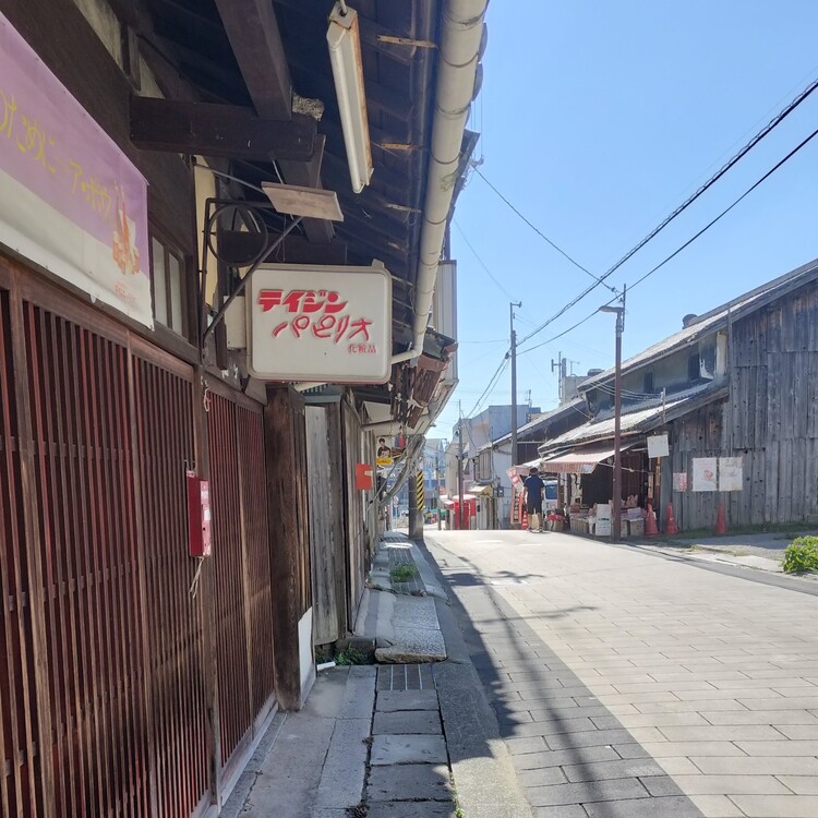 商店街ができた頃の面影を残す建物も多く、のんびりお散歩するのもおすすめ