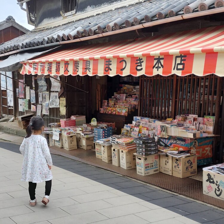 商品が段ボールの上に積み重ねられているなど、無造作な店頭ディスプレイにもほっこりさせられる