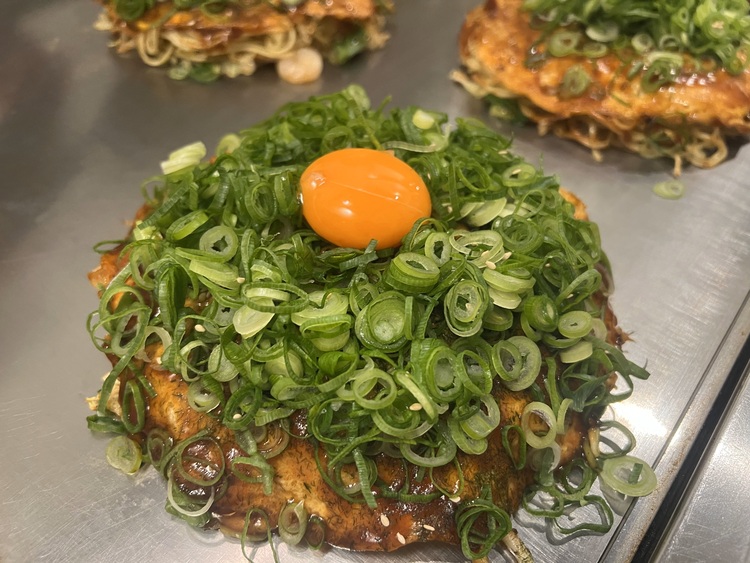 広島のソウルフード・お好み焼きは麺入りが特徴。そばとうどんがあるがわっちゃんさんは「うどん派」だそう