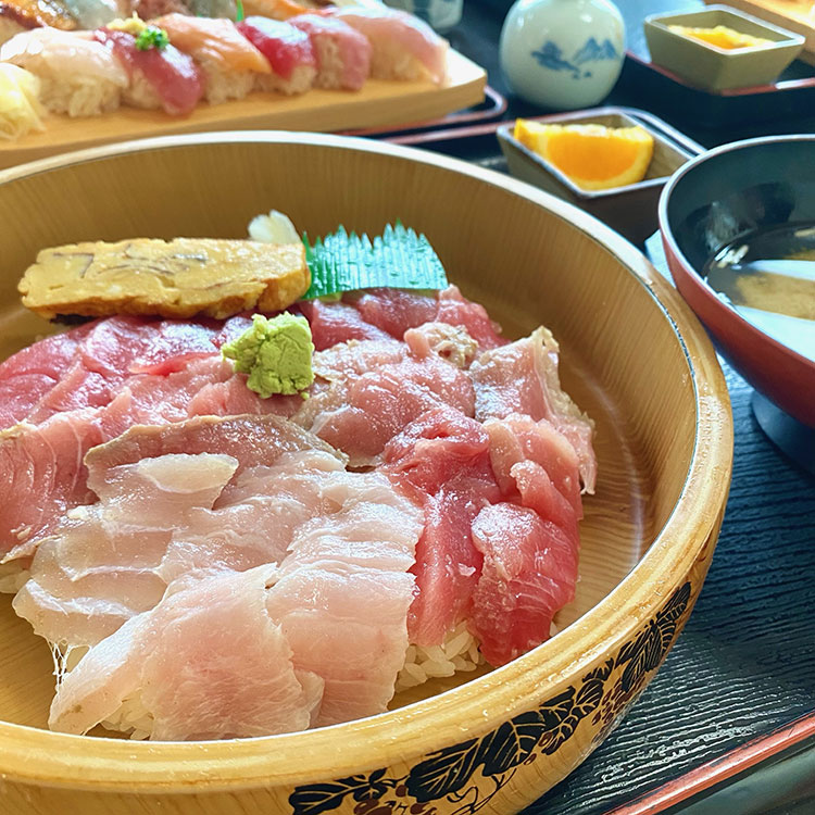焼津市にある「地魚定」で、新鮮なまぐろに舌鼓を打つ