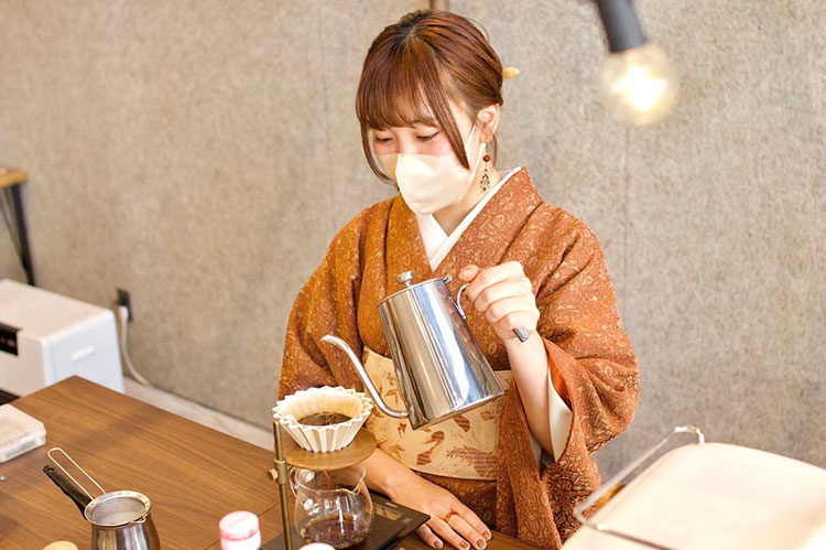 この日は月に1回、和装でお店を切り盛りする「月1着物カフェ」