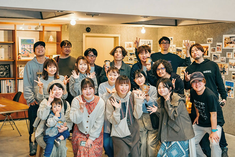 カフェスタッフや常連のお客様との集合写真