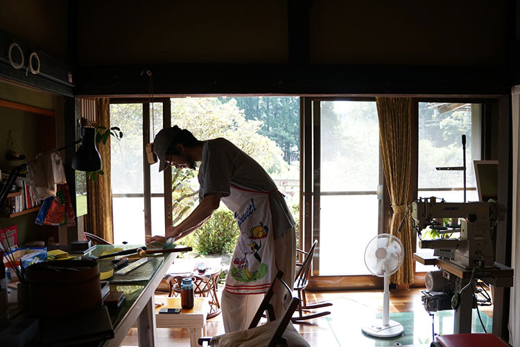 自宅の一角を工房として利用。縁側から入る風が心地よく、制作もはかどるそう