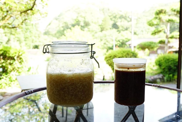 自家製の玉ねぎ糀としょうゆ糀は、お肉を漬け込んだり、出汁がわりに使ったり。またドレッシングにしてもおいしい万能調味料