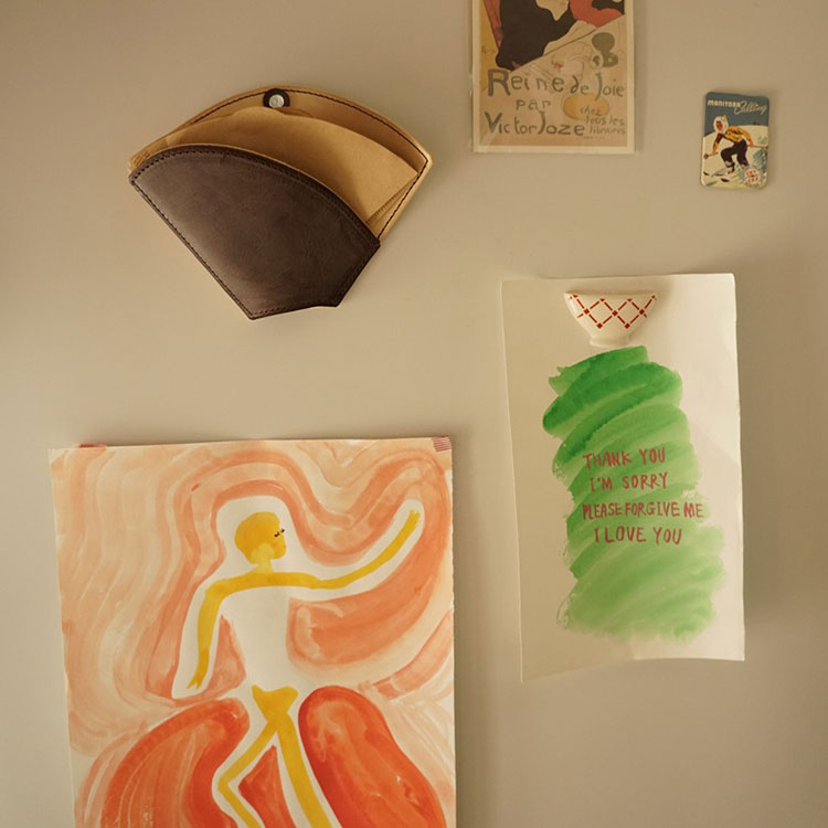 ご主人がつくってくれた革のコーヒーフィルターホルダー。自作の絵と一緒にディスプレイ