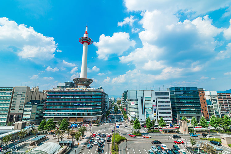 京都タワーと京都市内の風景