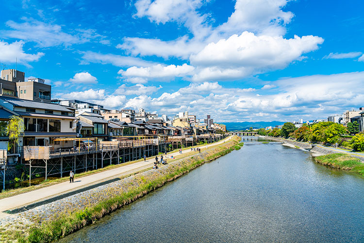 鴨川沿いに並ぶ川床