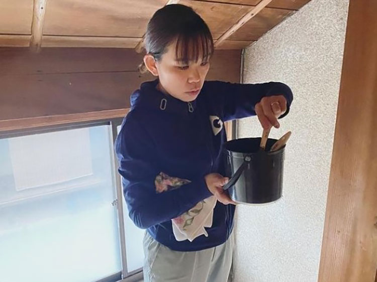 古い木の部分を塗り直す作業は、奈緒さんの担当だった