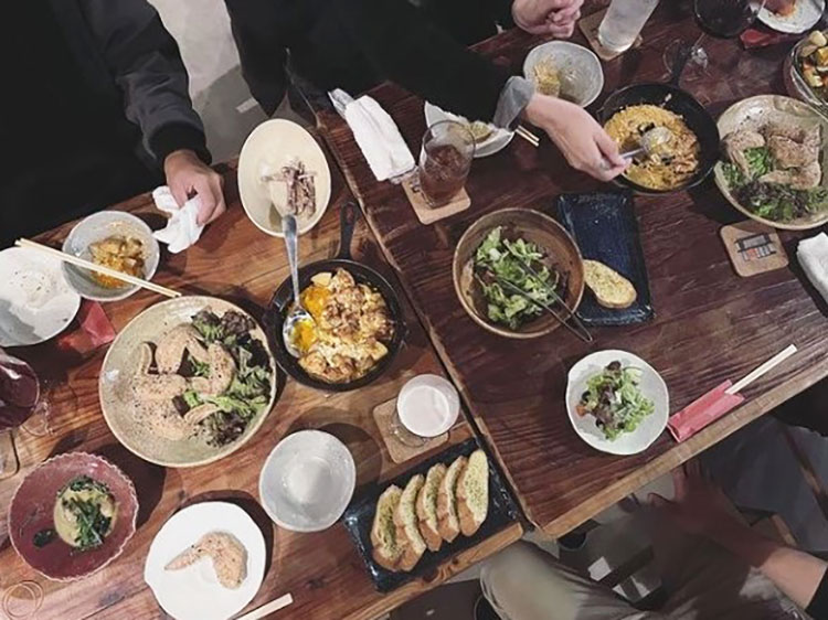 みんなで飲み会。こんなふうに入居者同士で気軽にコミュニケーションを取れるのもシェアハウスならでは