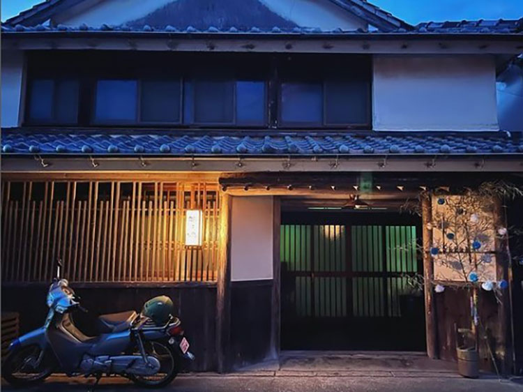 「おきよ祭り」が近づくと、竹切りの飾りが家々に飾られる。「kokage」でも入居者が飾りつけをお手伝い