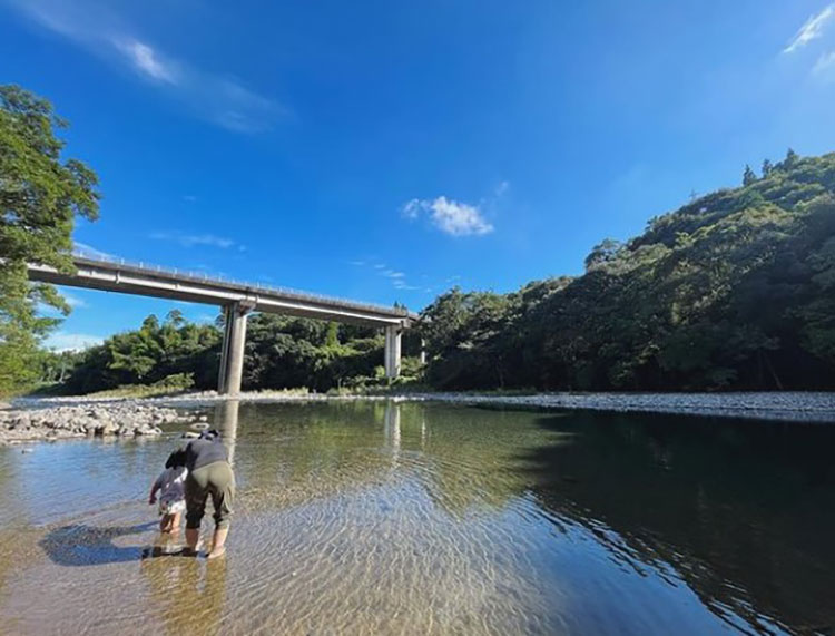 すぐそばには海だけでなく、こんなきれいな川も。水遊びするにはぴったりの場所