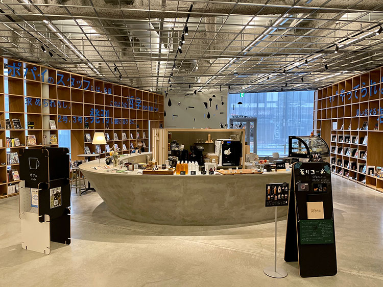 黒磯駅に隣接した「那須塩原市図書館」は、カフェや展示スペースもある地元民の交流拠点