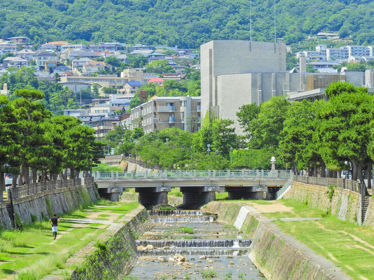 景観に優れた静かで穏やかな暮らし。
海と山に囲まれた自然に恵まれた街・兵庫県芦屋市の住みやすさや治安