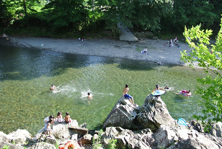 都内で川遊びができることで人気の「秋川渓谷」。夏になると子どもから大人まで思い思いに川遊びを楽しむ
画像提供：あきる野市移住定住担当