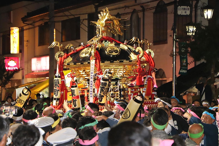 あきる野三大祭りのひとつ「阿伎留（あきる）神社例大祭」。全国でも珍しい百貫を超える六角神輿が檜原街道沿いを練り歩く、迫力のある祭り
画像提供：あきる野市移住定住担当