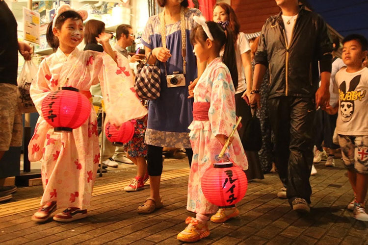 かつては五日市街道の宿場町だった五日市の「市（いち）」を再現しようという試みで、2003年にスタートした「ヨルイチ」
画像提供：あきる野市移住定住担当