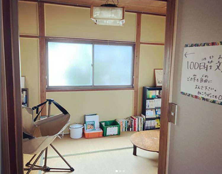 好きなものを読めるようにと、本やマンガを収集。手塚治虫の作品や『サザエさん』など懐かしいものから、最近のものまで幅広い選書