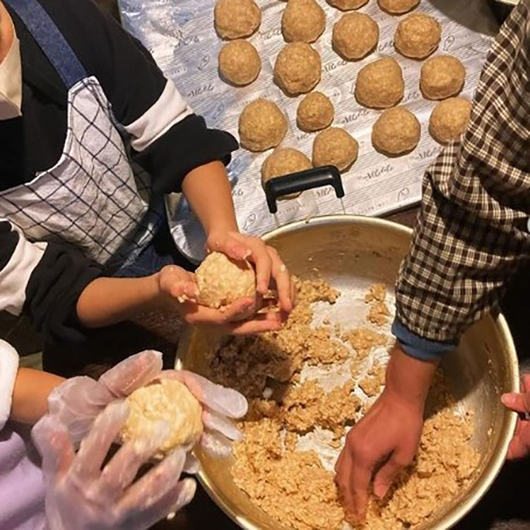 この日は子どもたちとお味噌の仕込み。楽しみながら“食”に携わってもらうことも目的の一つ