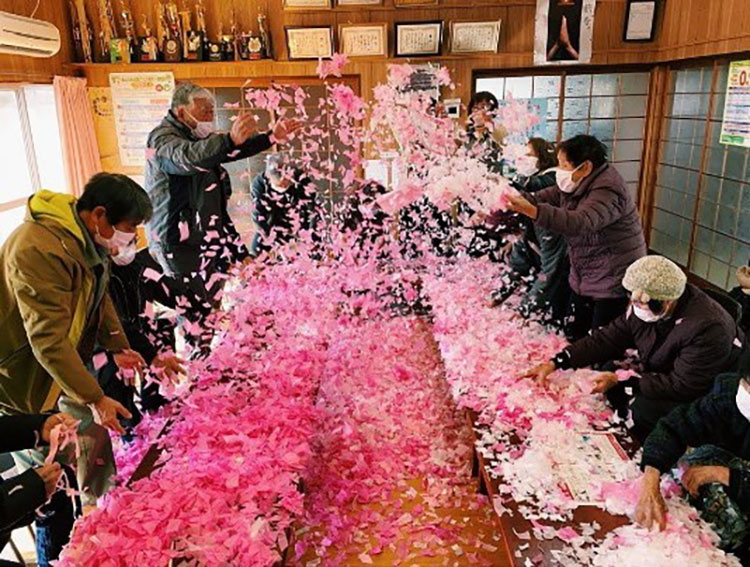 地域のふれあいサロンで実施したアート講座。この日のテーマは「童心にかえって桜吹雪で遊ぼう」