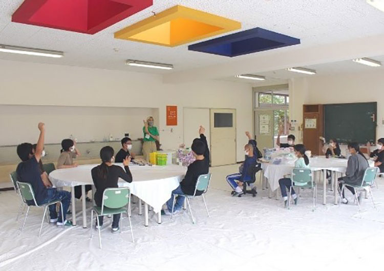 美術の専任教師がいない野津原中学校の生徒たちと、ななせアートスタジオを利用するアーティストをマッチングさせる事業