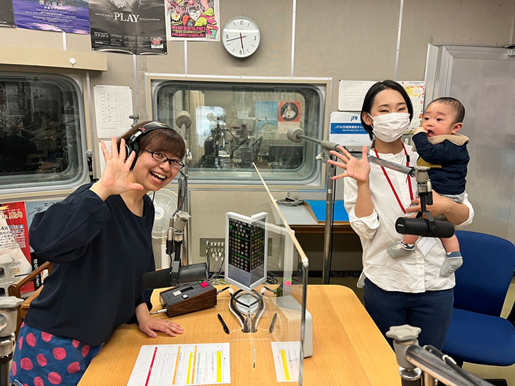 地元のFMラジオ局にゲストとして出演した毛利さん（写真右）