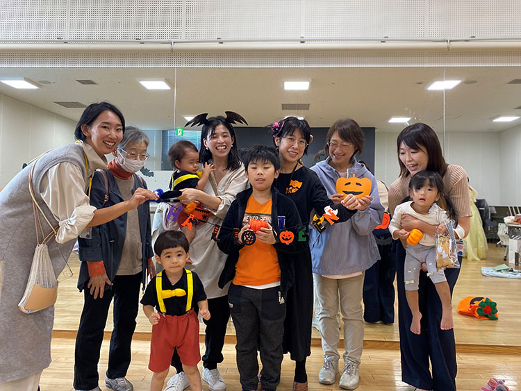 ハロウィーンの時期には、親子で楽しめるイベントを開催