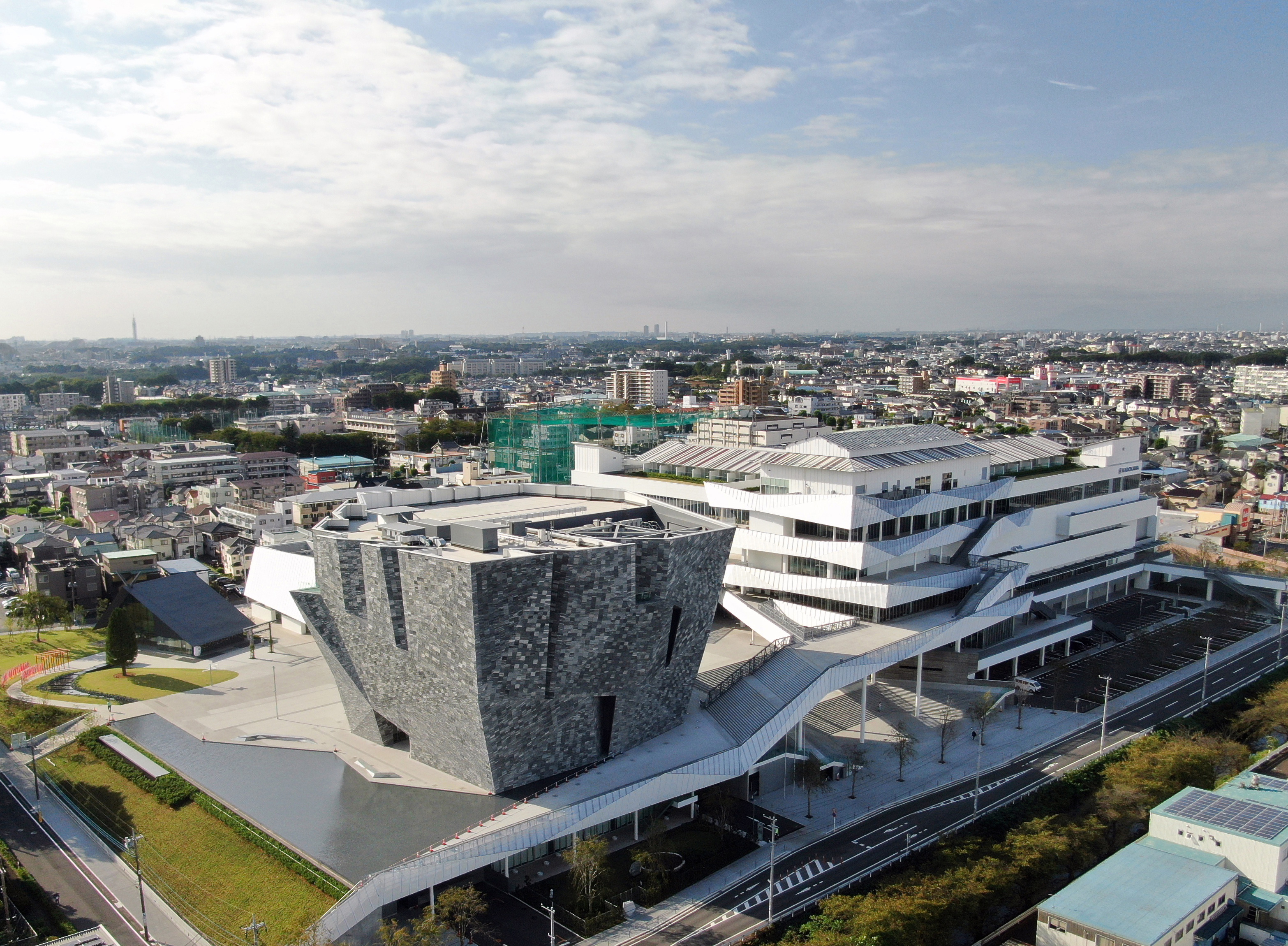 ▲ところざわサクラタウン周辺。岩がモチーフの「角川武蔵野ミュージアム」が印象的