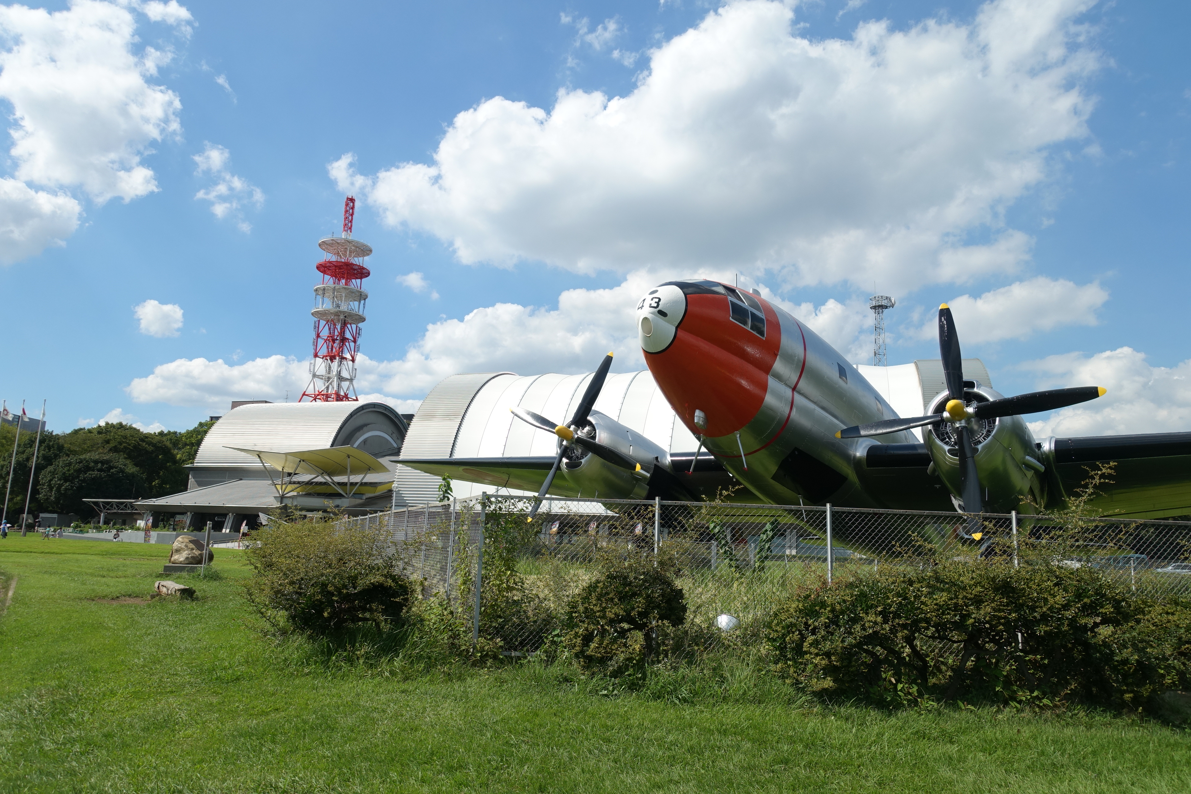 ▲ 展示されているC-46中型輸送機（天馬）