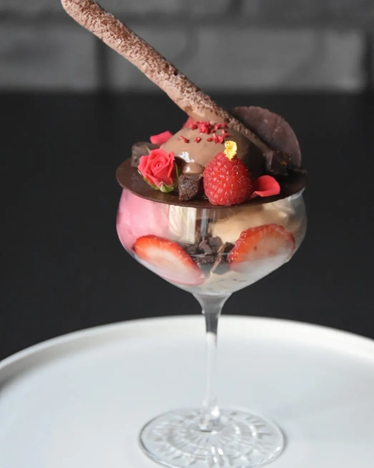 濃厚なチョコレートとベリーの爽やかな味合いが好相性の「チョコレートパフェ」