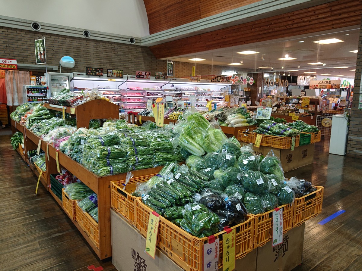 ▲館内に並ぶ八王子産の野菜