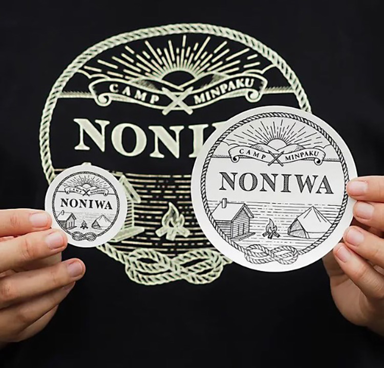 「NONIWA」のロゴを入れたTシャツやステッカーなどのオリジナルグッズを制作し、ネット販売を行っている