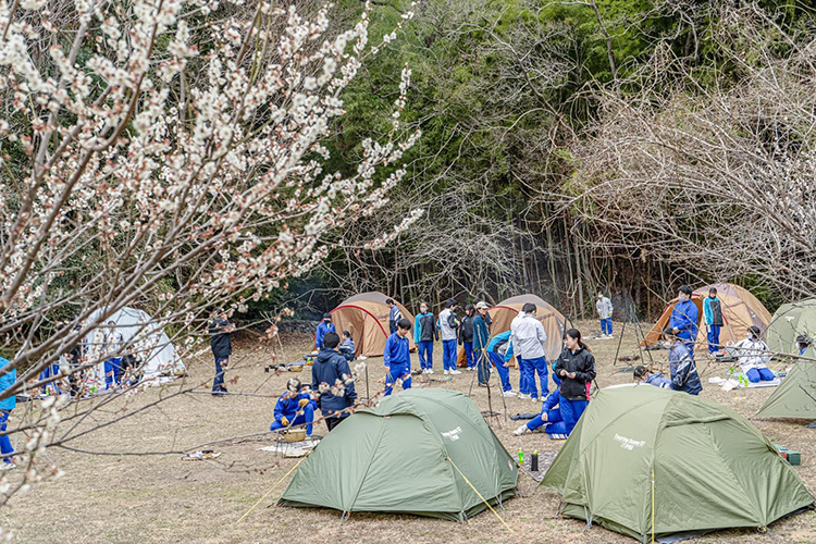 地元の中学校が校外学習に利用することも。テント設営や火おこし、野外調理に挑戦