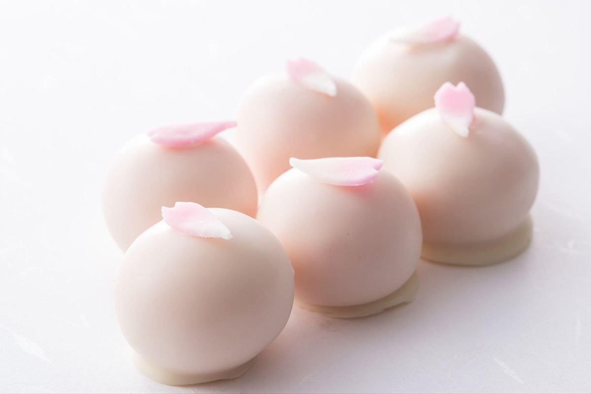 【ご当地お菓子】桜あんを包んだ和風トリュフ。ひらりと舞い降りた花びらが美しい、島根・出雲の「春うらら」