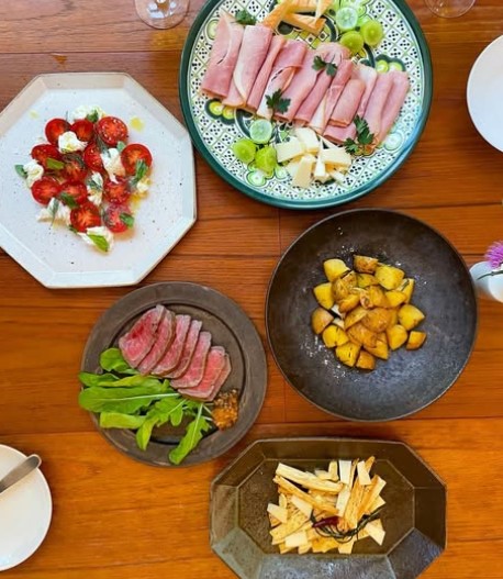 ご近所さんと昼飲みホームパーティ。同じような価値観の人が近くにいるのがうれしいそう