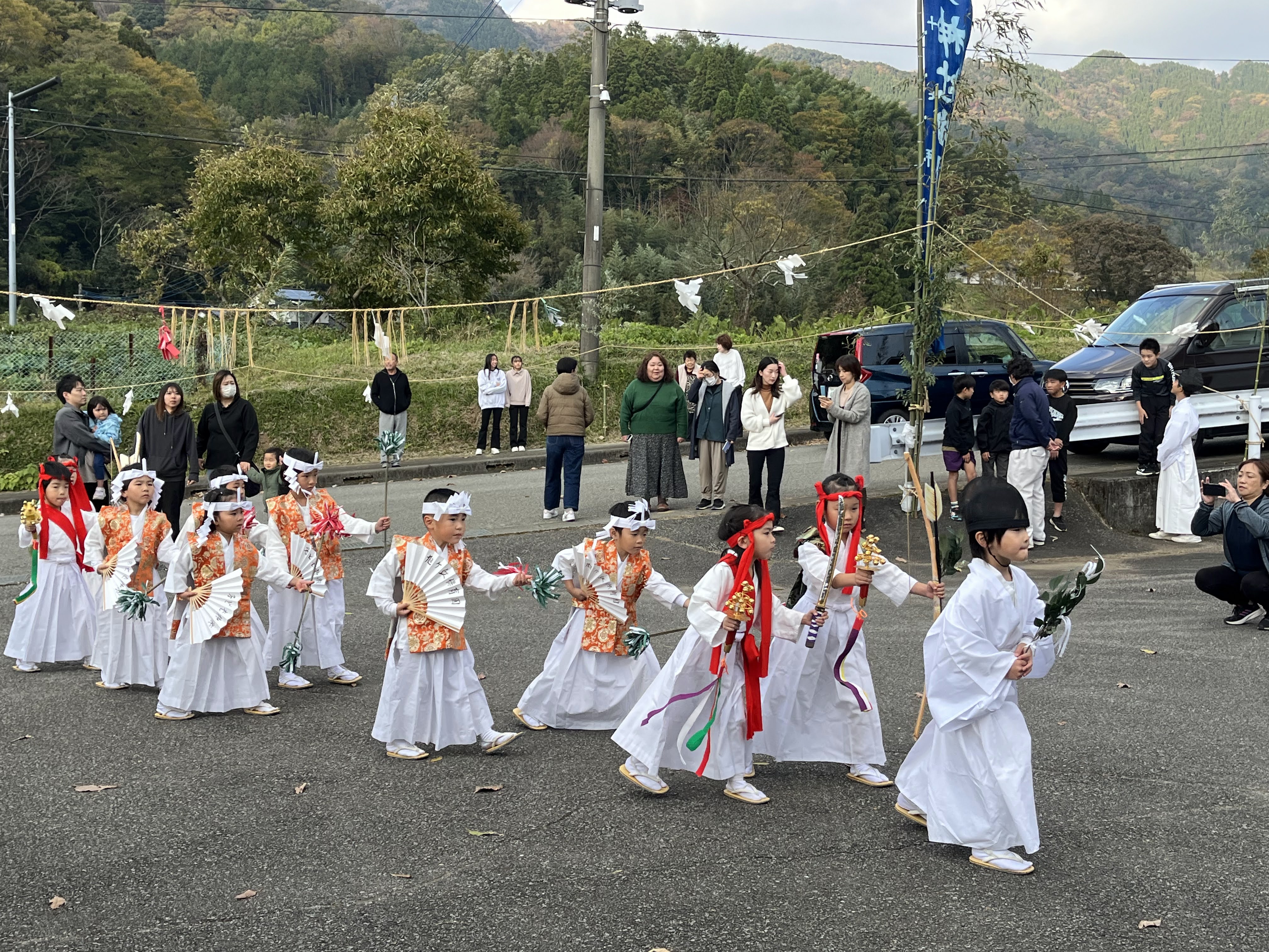 保育園の活動の一環として、地域の神楽に参加。「神々が天上界から地上に降り立った天孫降臨の地」と言われる高千穂の人々にとって、神楽は大切な神事