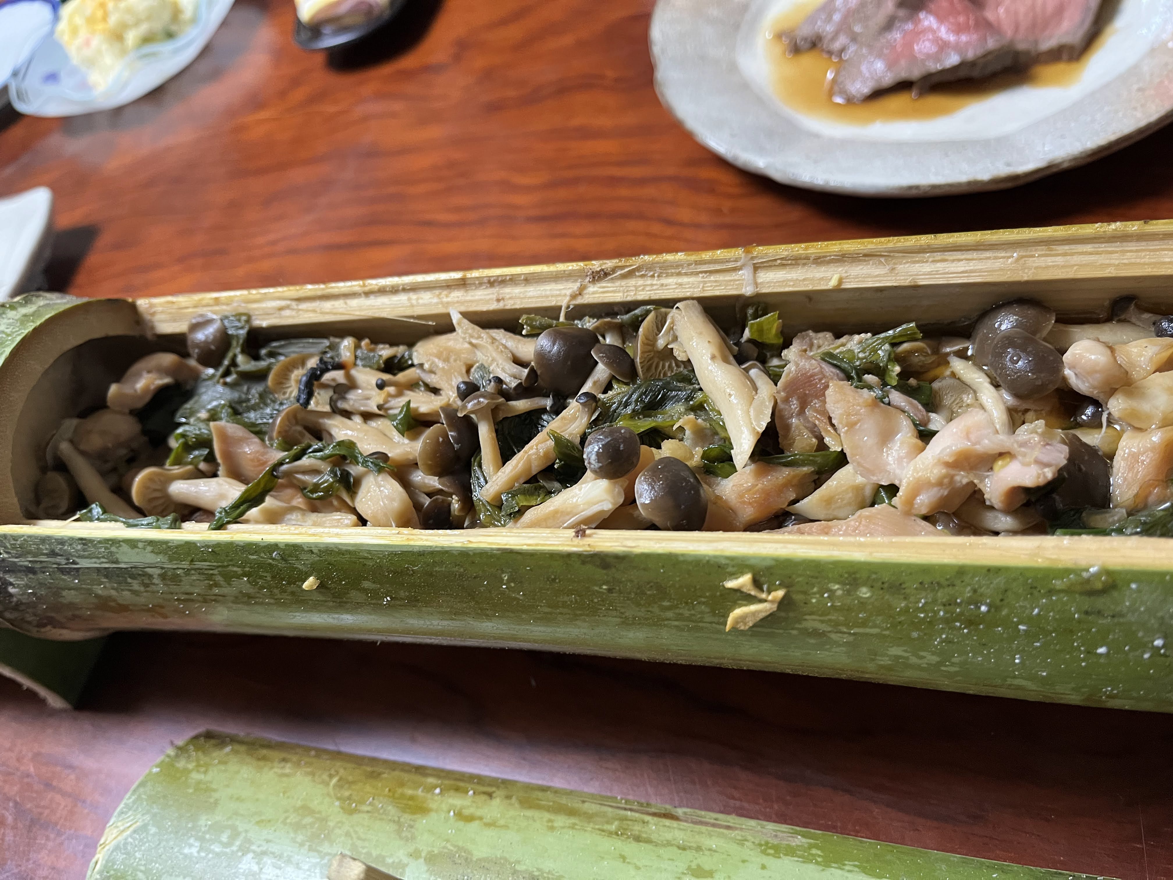 高千穂町の名物料理「かっぽ鶏」。「かっぽ」は竹のことでこの土地の名物。くり抜いた竹に、地鶏やきのこなど地元の野菜がたっぷり