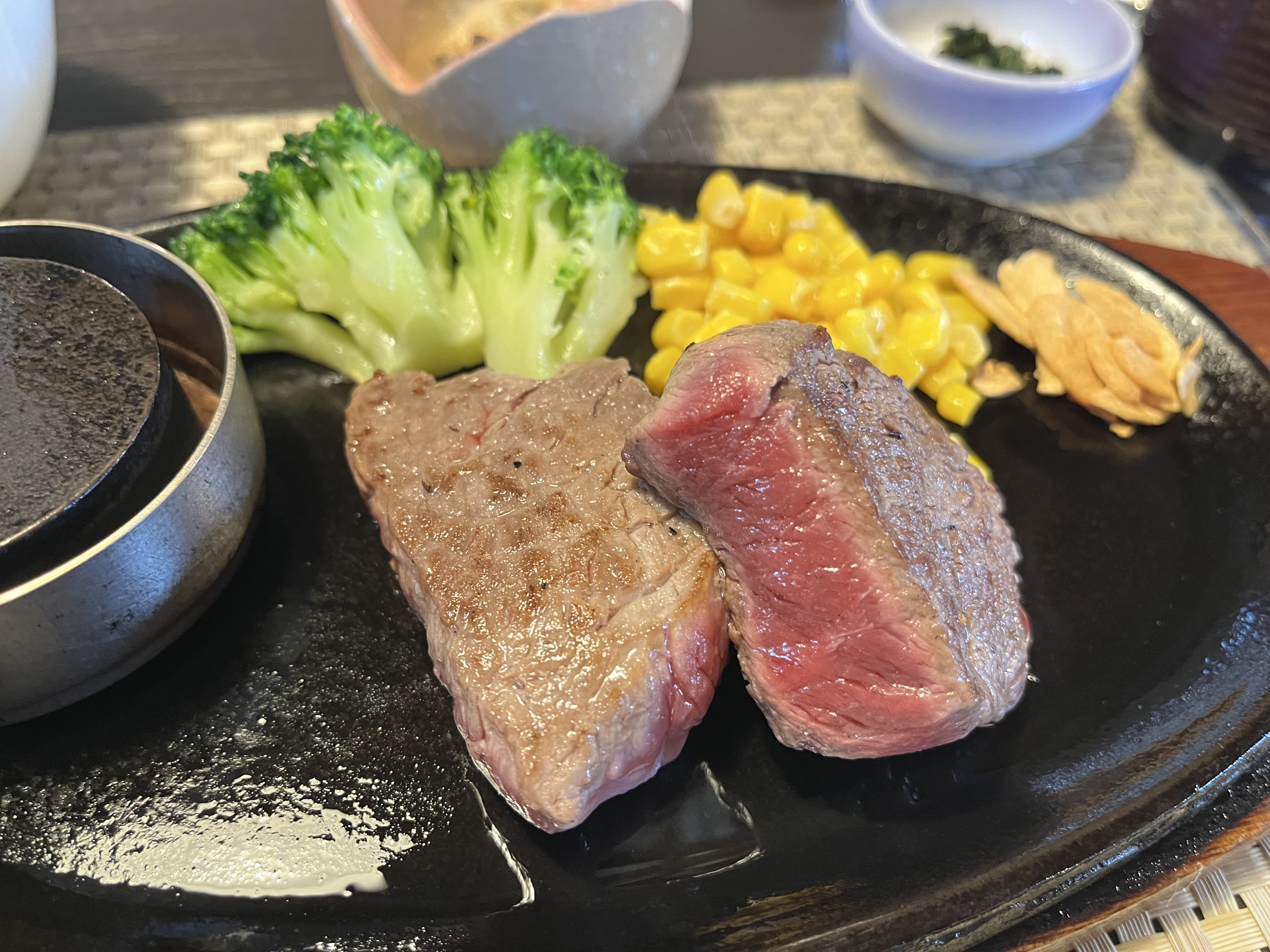 最高ランクのブランド牛、「高千穂牛」。祖母連山の湧き水と、厳選された飼料で育てられた黒毛和牛は美味