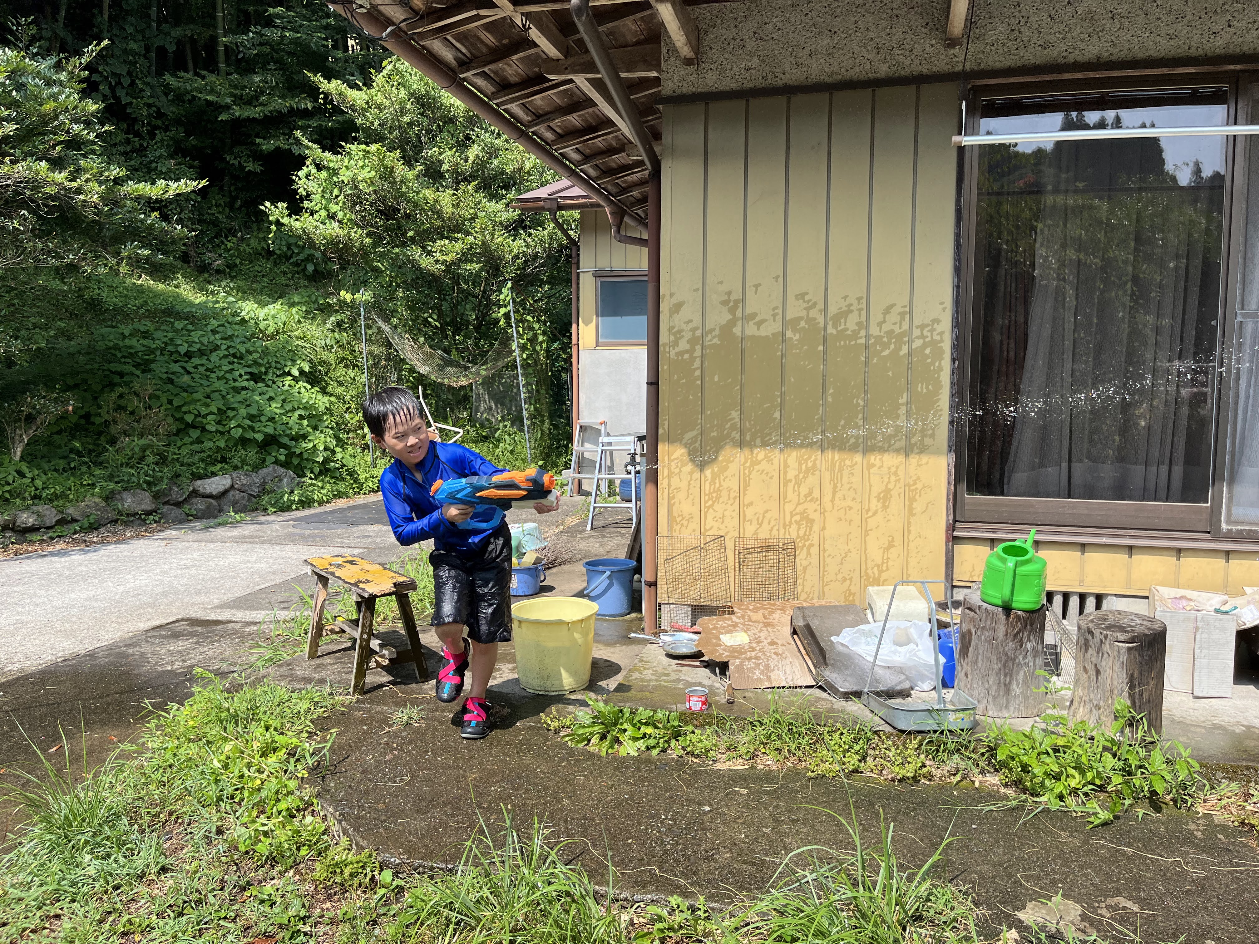 広い庭で子どもたちがのびのびと遊べるのも、田舎暮らしのよさ
