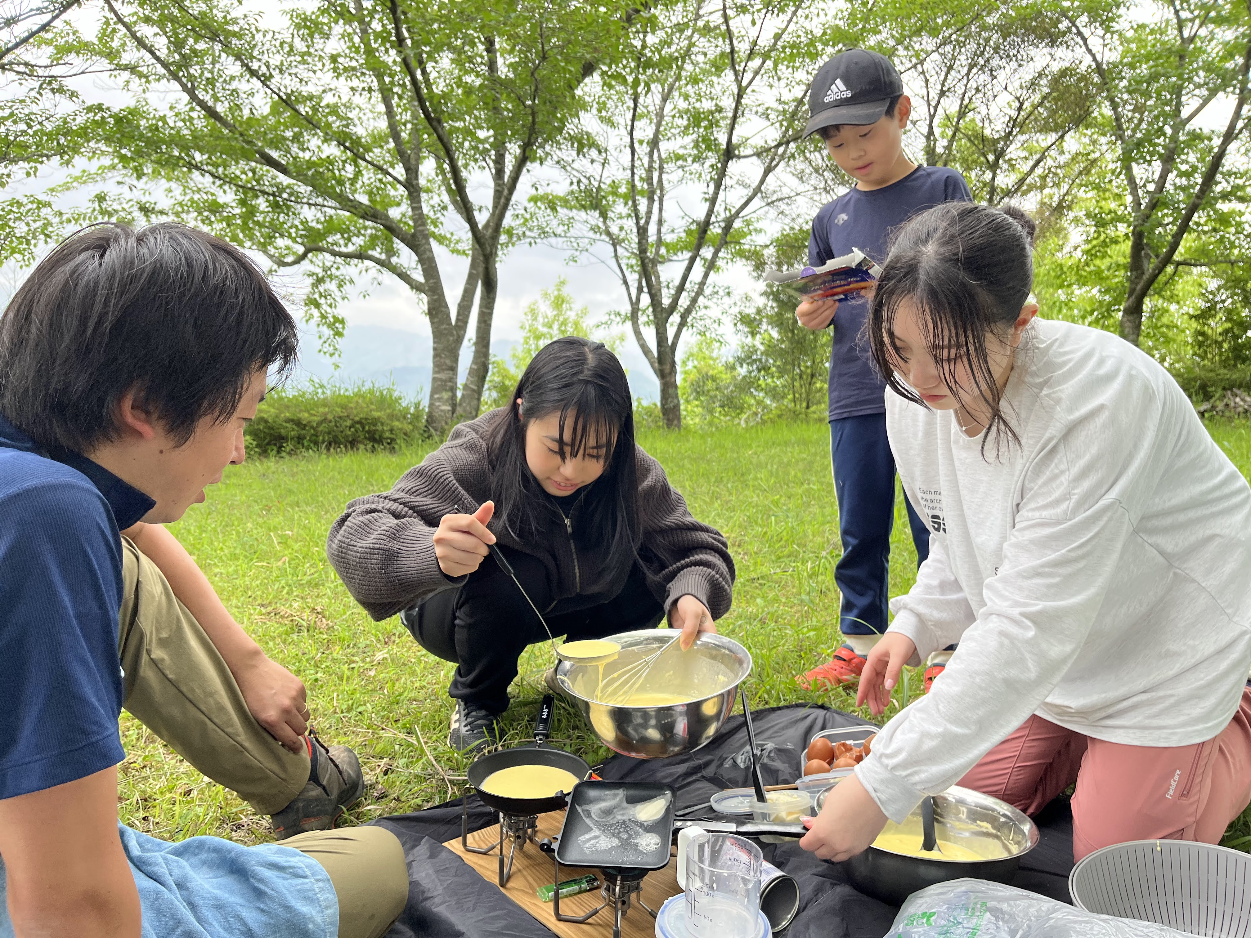 「地域高2留学」という制度を利用して、県外の高校から1年間、高千穂高校で学ぶ留学生たち。昨年度の留学生も大阪から駆けつけ、高城山でパンケーキづくりを楽しんだ