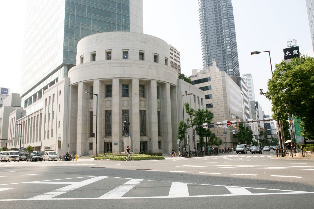 ▲街の象徴である大阪取引所外観
(写真提供：（公財）大阪観光局)
