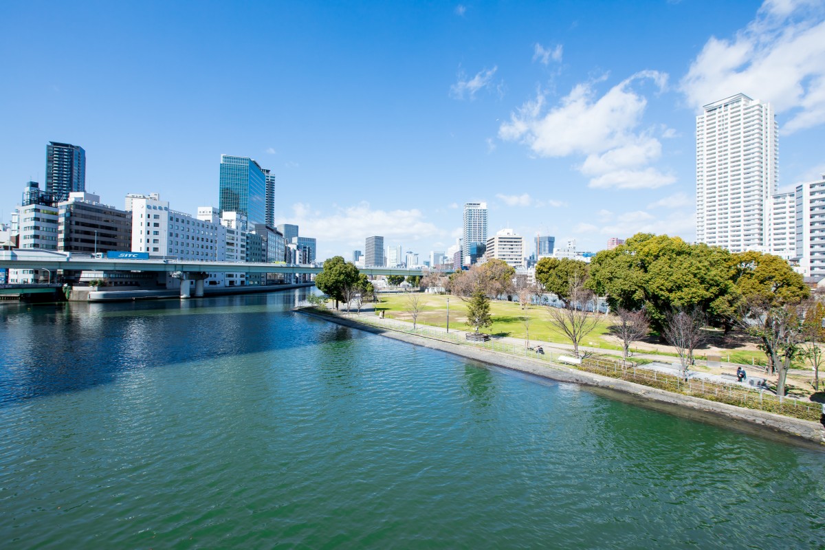 ▲川にぽっかり浮かぶ中之島公園
(写真提供：（公財）大阪観光局)