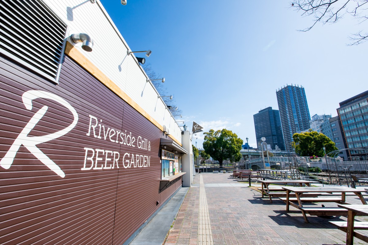 ▲夏はビアガーデンにもなる「RIVERSIDE GRILL & BEER GARDEN」
(写真提供：（公財）大阪観光局)
