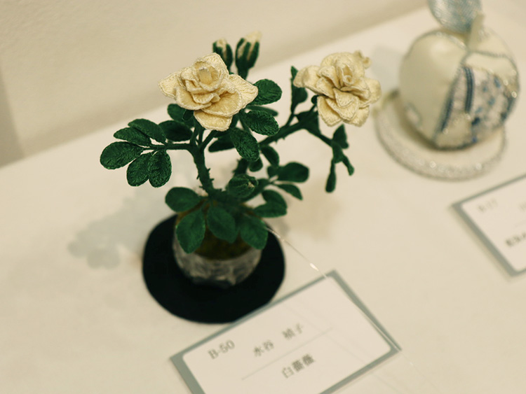水谷偵子さん作『白薔薇』。まるで生け花のような作品で、刺しゅうがつくり出せる世界の広さを感じました
