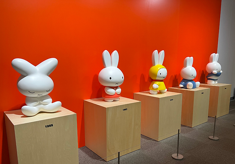 展覧会入口では、各時代のミッフィーがお出迎えしてくれます