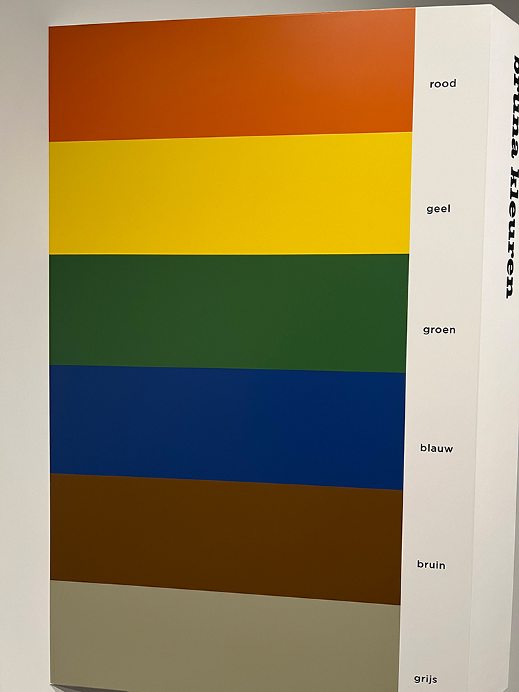 展覧会の様子
全6色のブルーナ・カラー